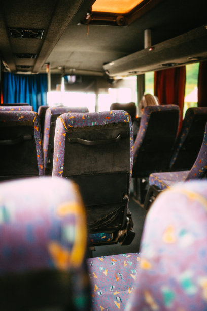 在旅途中公共汽车的内部图片下载