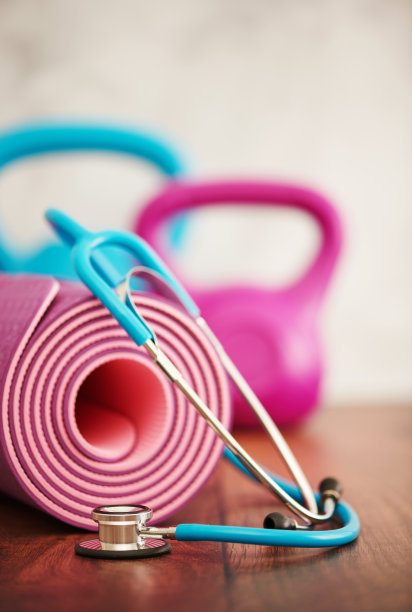 健康的生活方式背景与瑜伽垫和壶铃与听诊器在木制硬木地板上的复制空间图片下载
