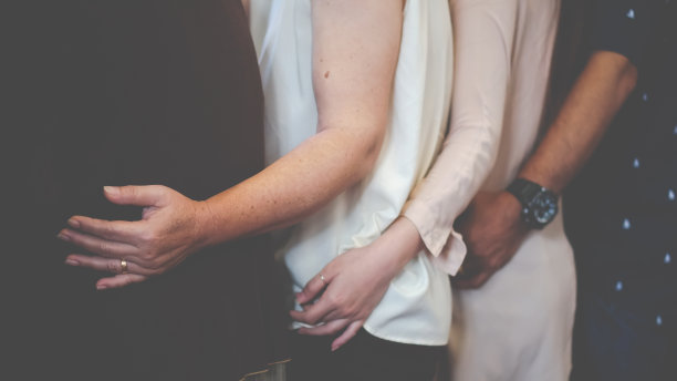 人们在教堂拥抱在一起。图片下载