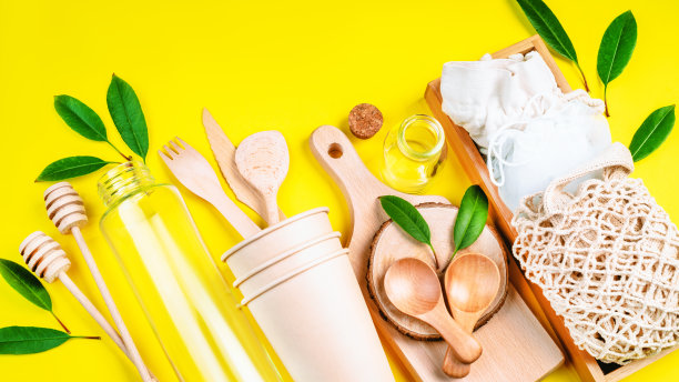 环保的一次性餐具。可降解工艺菜肴，适用于快餐、餐馆、外卖、野餐。回收的概念。天然材料制成的生态餐具。没有塑料的生活。图片下载