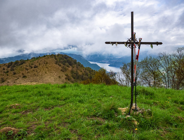 瓦拉西纳山脉的科莫湖风光图片下载