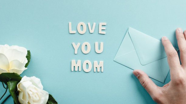 浅蓝色背景上母亲节的文字“我爱你妈妈”的组合图片下载