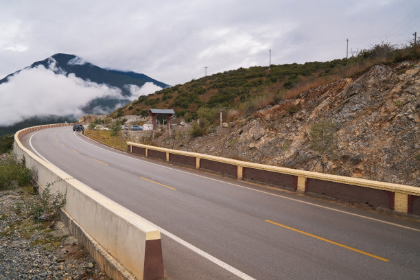 中国云南省高原山区的旅游美景和高速公路图片下载