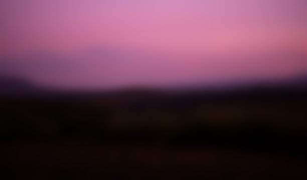 模糊日落在山和森林与粉红色的天空背景图片下载