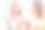年轻的亚洲女子在镜子前涂口红图片下载