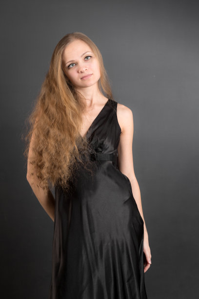 穿黑衣服的女人图片下载