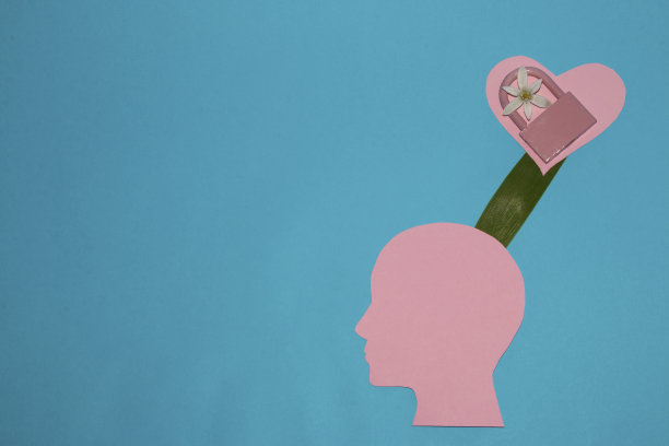 粉色的纸头，粉色的心，粉色的云，挂锁和花，创意夏日爱情的概念和复制空间图片下载