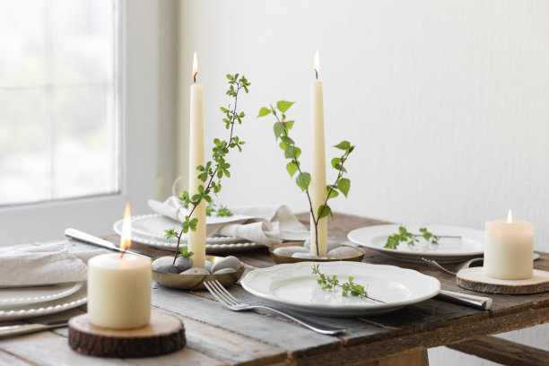 自然元素的质朴零浪费婚礼装饰。木桌，蜡烛，亚麻布餐巾，绿叶树枝。特别晚餐的环保装饰。浪漫舒适的地方图片下载