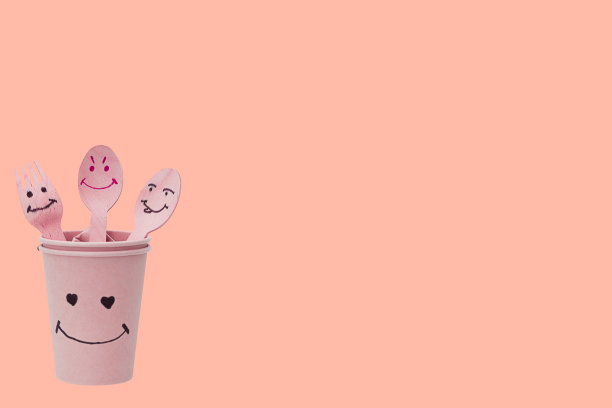 纸杯和木制餐具。图片下载