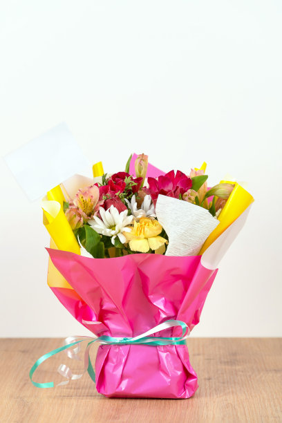 礼品盒中的鲜花组合，竖版照片图片下载