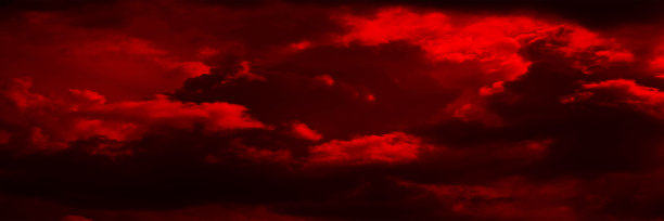 黑红的天空布满了云彩。火红的天空。火和烟。戏剧性的天空背景与空间设计。图片下载
