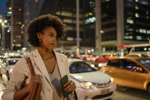 在圣保罗大道上，一名手持智能手机的女子的肖像，São Paulo，巴西。图片下载