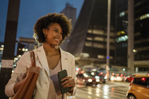 在圣保罗大道上，一名手持智能手机的女子的肖像，São Paulo，巴西。图片下载