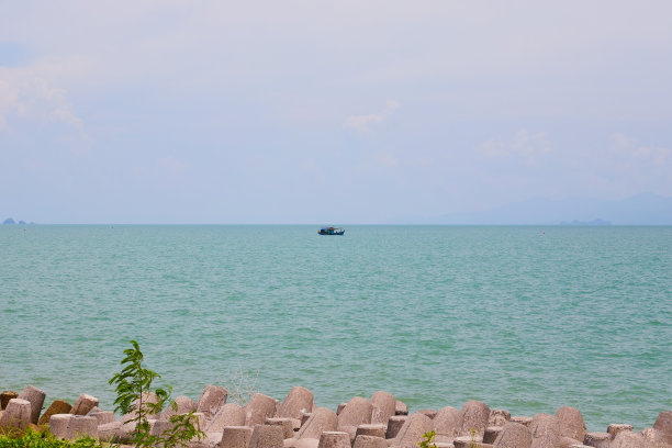 漂浮在海上的渔船图片下载