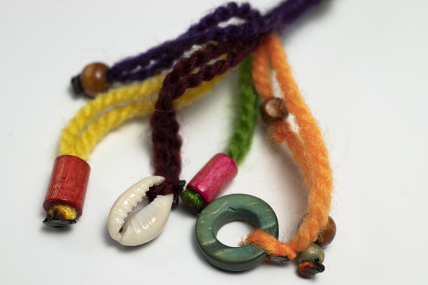 彩色的线和末端的彩色珠子。孤立在白色背景上。图片下载