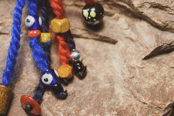 彩色的线和末端的彩色珠子。孤立的石材纹理。图片下载