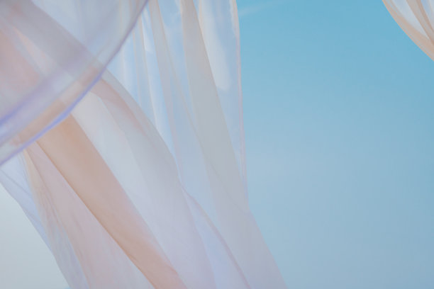 海边的白色藤架窗帘图片下载