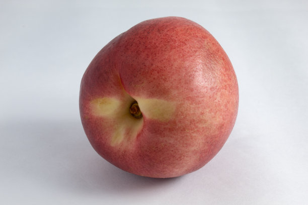 美味、成熟、新鲜的油桃。完整的，甜的，生的。孤立在白色背景中图片下载