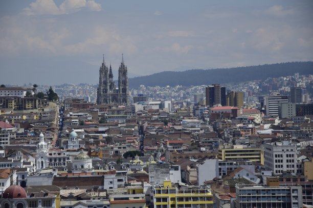 基多历史名城中心的空中城市景观，有耶稣公司教堂的圆顶图片下载