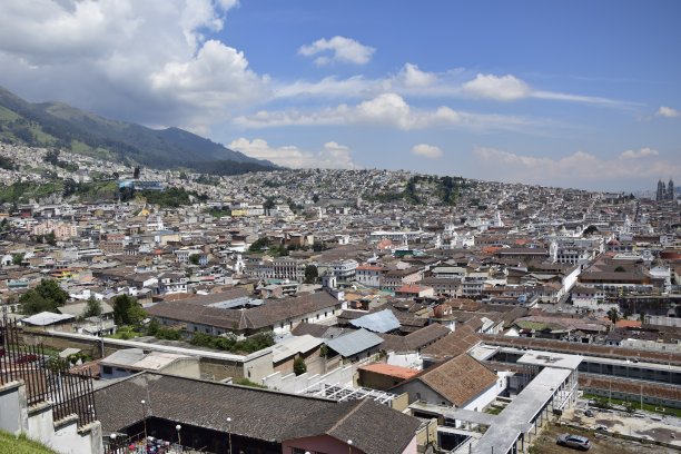 基多历史中心城市航拍景观，耶稣会教堂圆顶图片下载