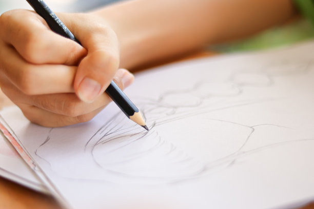 手是用铅笔画画或做艺术品。图片下载