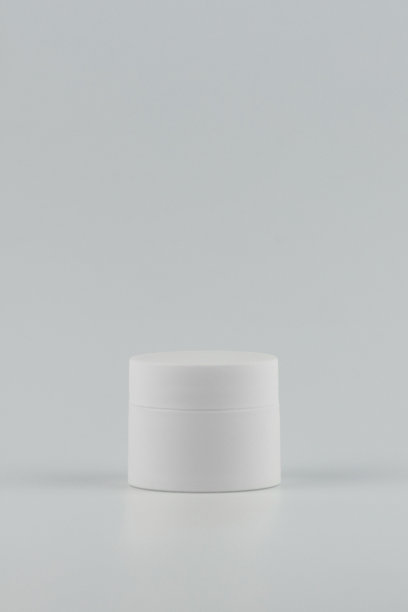 无品牌的白色塑料化妆品罐。皮肤护理和美容垂直模型。品牌标识文本和设计模板图片下载
