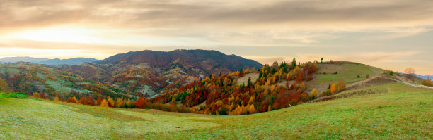 美丽的山景在阳光下闪闪发光。早上戏剧性的场景。喀尔巴阡国家公园，Synevyr pass，乌克兰，欧洲。艺术照片。世界的美丽。温暖的塑身效果。图片下载