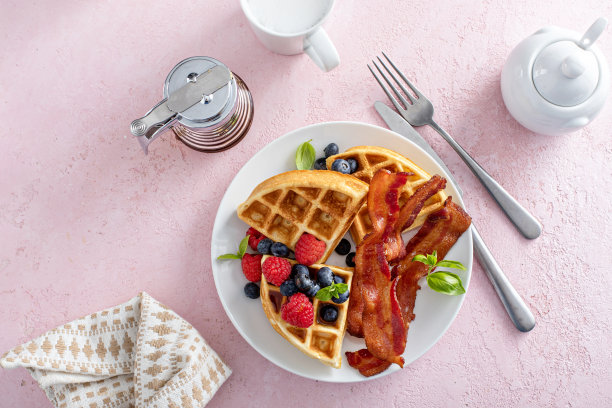 早餐吃比利时华夫饼配培根和新鲜浆果图片下载