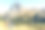 爸爸，妈妈和宝宝在草地上休息，看着Pic du Midi d'Ossau。图片下载