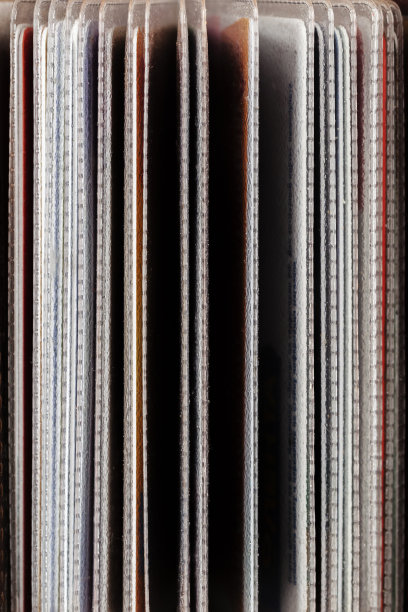 合作伙伴的名片页在塑料封面的特写图片下载