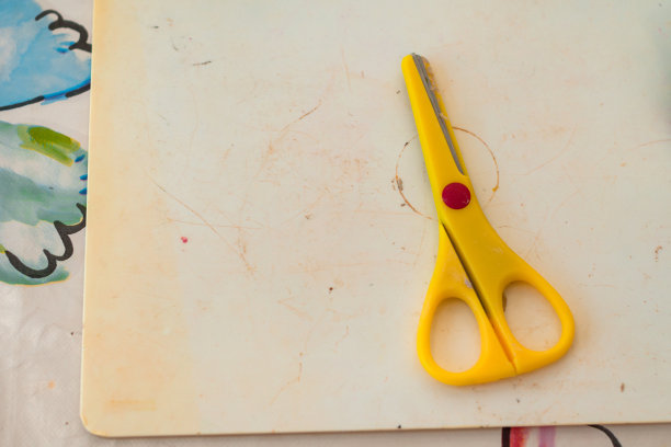 桌子上的黄色儿童剪刀图片下载