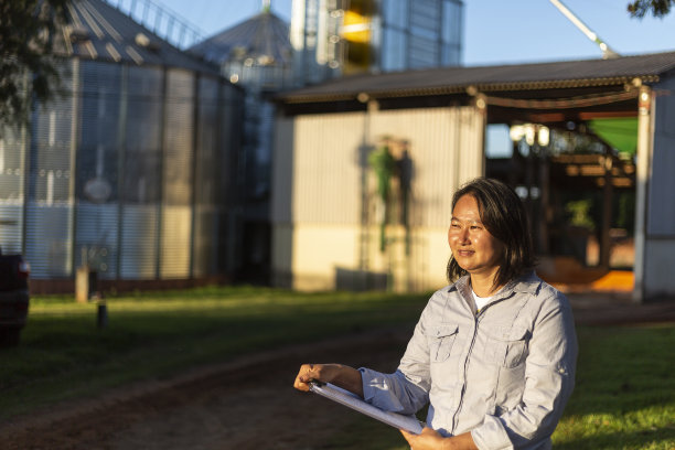 有粮仓背景的日本女人图片下载
