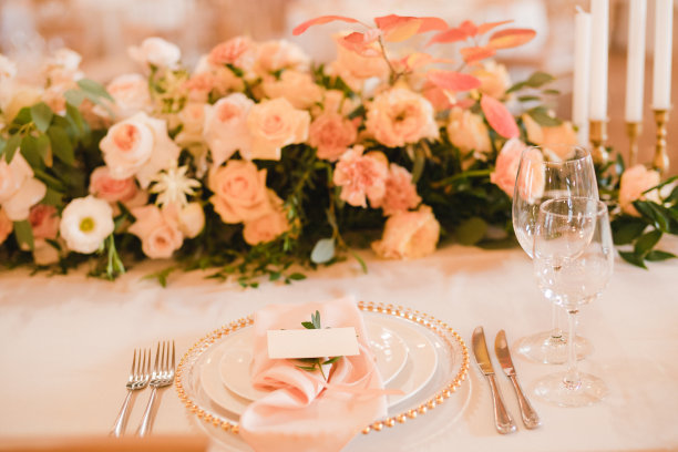 婚宴上的餐桌摆设。花卉组合与名片上的古董板上装饰的桌子。图片下载