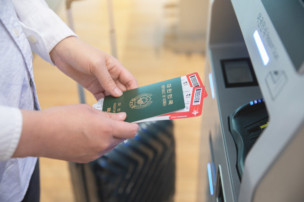 超市里拿着信用卡的女人图片下载