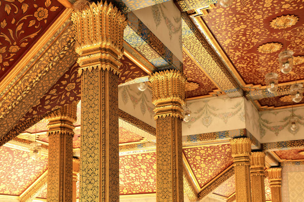 曼谷拉差寺金色柱子的细节图片下载