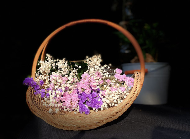 晾干柳条篮子里的花图片下载