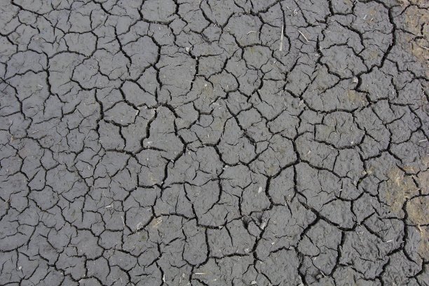 干旱时，地面龟裂，无水，缺乏水分。干裂地面，地表开裂，干旱地区土壤干燥。图片下载
