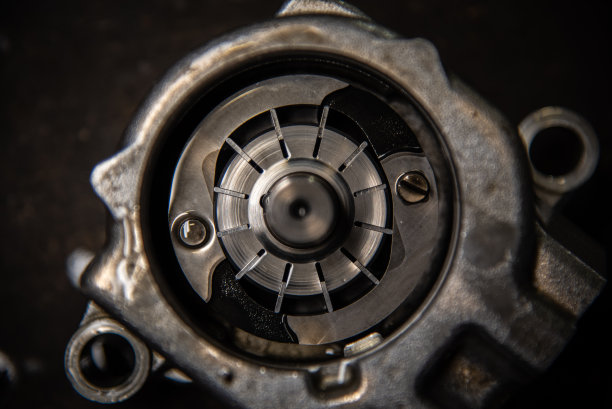 从车辆上拆下用于动力转向的液压油泵，以备将来修理图片下载