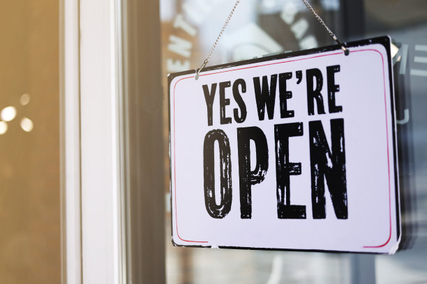 关闭的照片招牌耶，我们是开放的门上模糊的背景。咖啡厅，沙龙，餐厅准备工作。促进业务的概念。图片下载