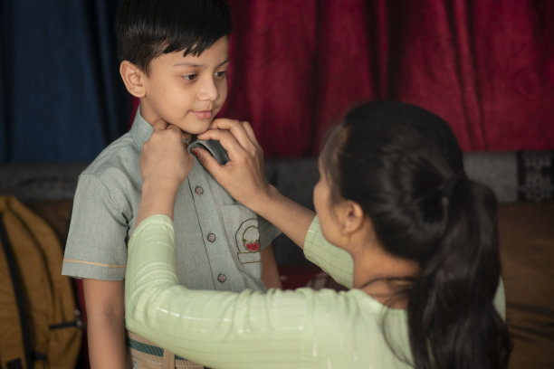 印度母亲为儿子上学做准备。图片下载