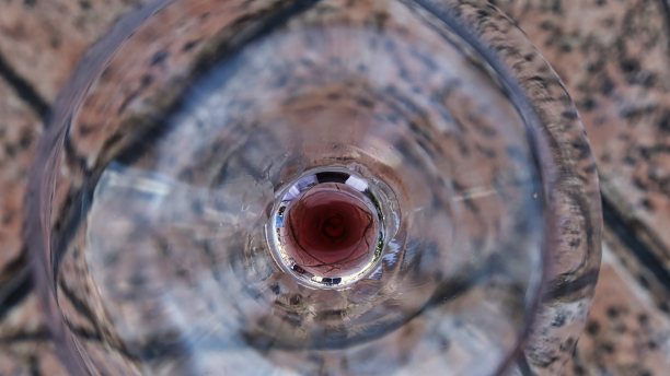 一杯位于皮埃蒙特塞朗赫(Piedmontese Langhe)的阿尔巴(Monforte d’alba)的红酒图片下载