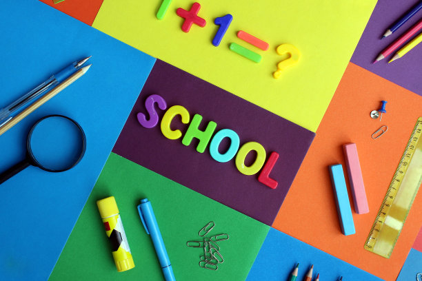 在彩色的表面刻有“学校”字样的文具图片下载