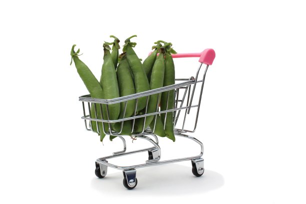 绿色的小块躺在商店的小推车里。图片下载