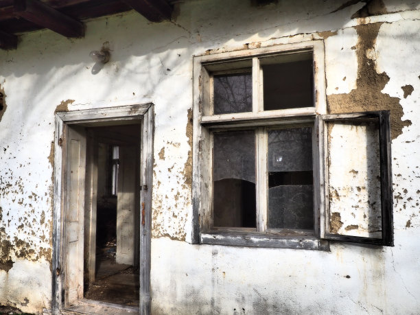 有窗户和门的老房子。农村房子倒塌。城市化的概念与祖国的遗忘。废弃的房子。窗户上的碎玻璃和掉落的灰泥。塞尔维亚。巴尔干半岛图片下载