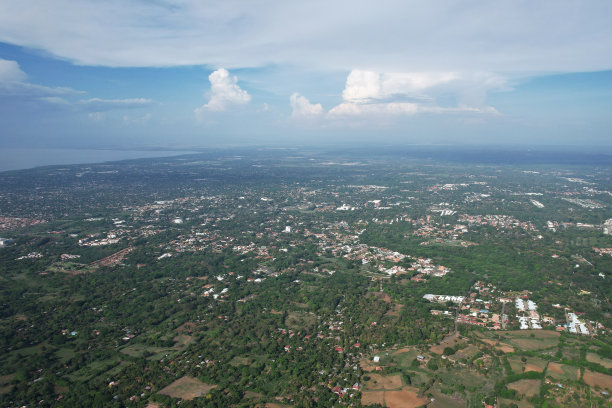 马那瓜市的绿色田野图片下载