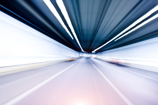 在空旷的交通隧道上驾驶。晚上开车在北京城市股票照片图片下载