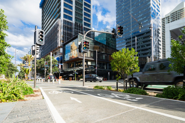 城市道路与城市景观。图片下载