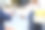 一名男子在从快递员那里取包裹前用手机确认付款。图片下载