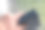 一个男人手里拿着一本合着的日记。蓝色的精装笔记本。特写镜头。有选择性的重点。图片下载