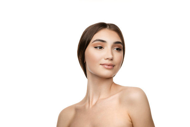 温柔的年轻女子的肖像与马尾辫和美丽的化妆姿势孤立在白色的工作室背景图片下载